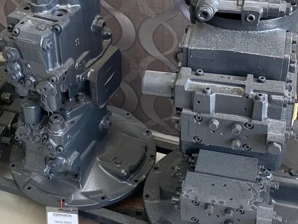 المضختان الرئيسيتان PC240-6 وPC200-5